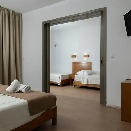 מלון Santa Marina Unique 4*